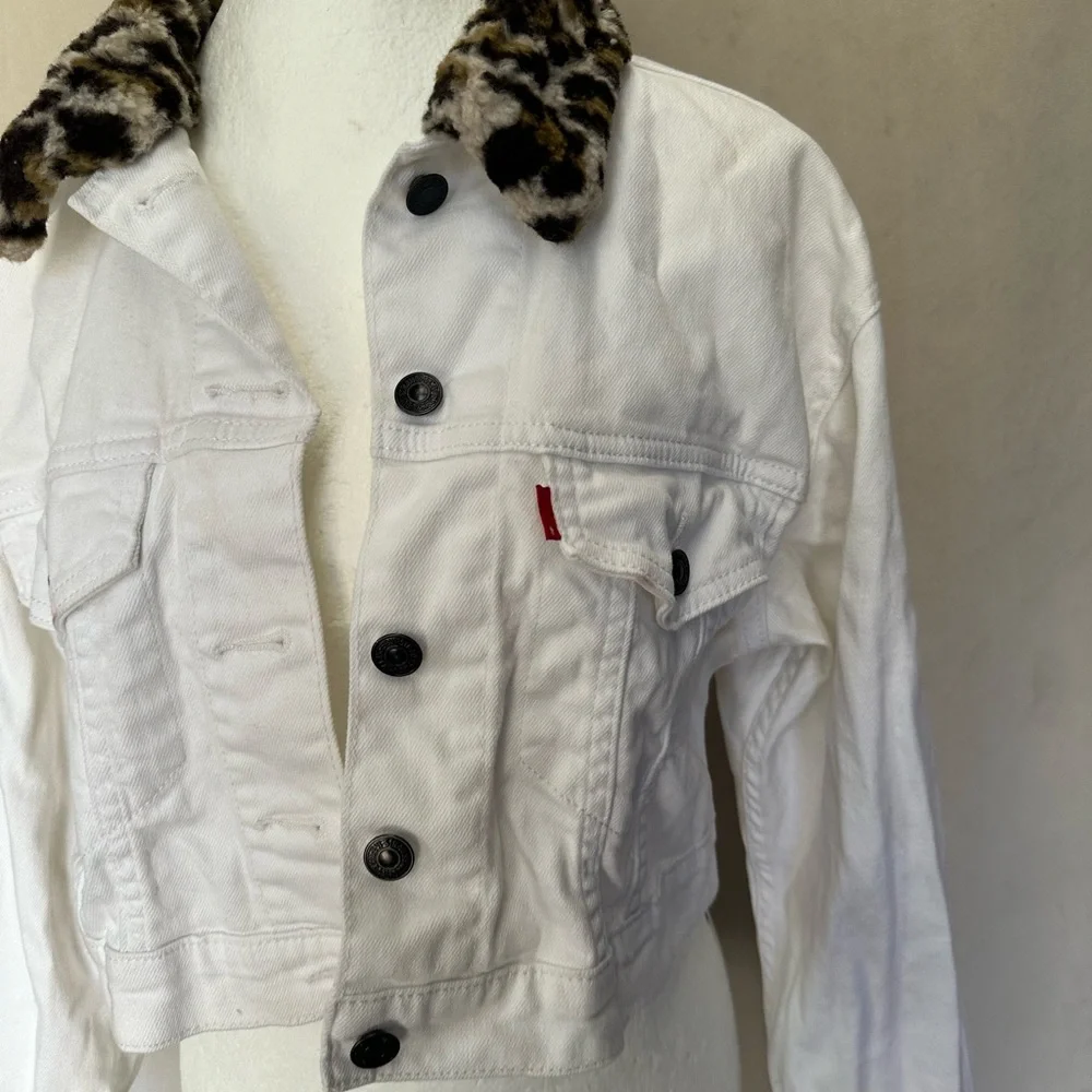 Small cropped white Levi’s jacket - Picture 2 of 3